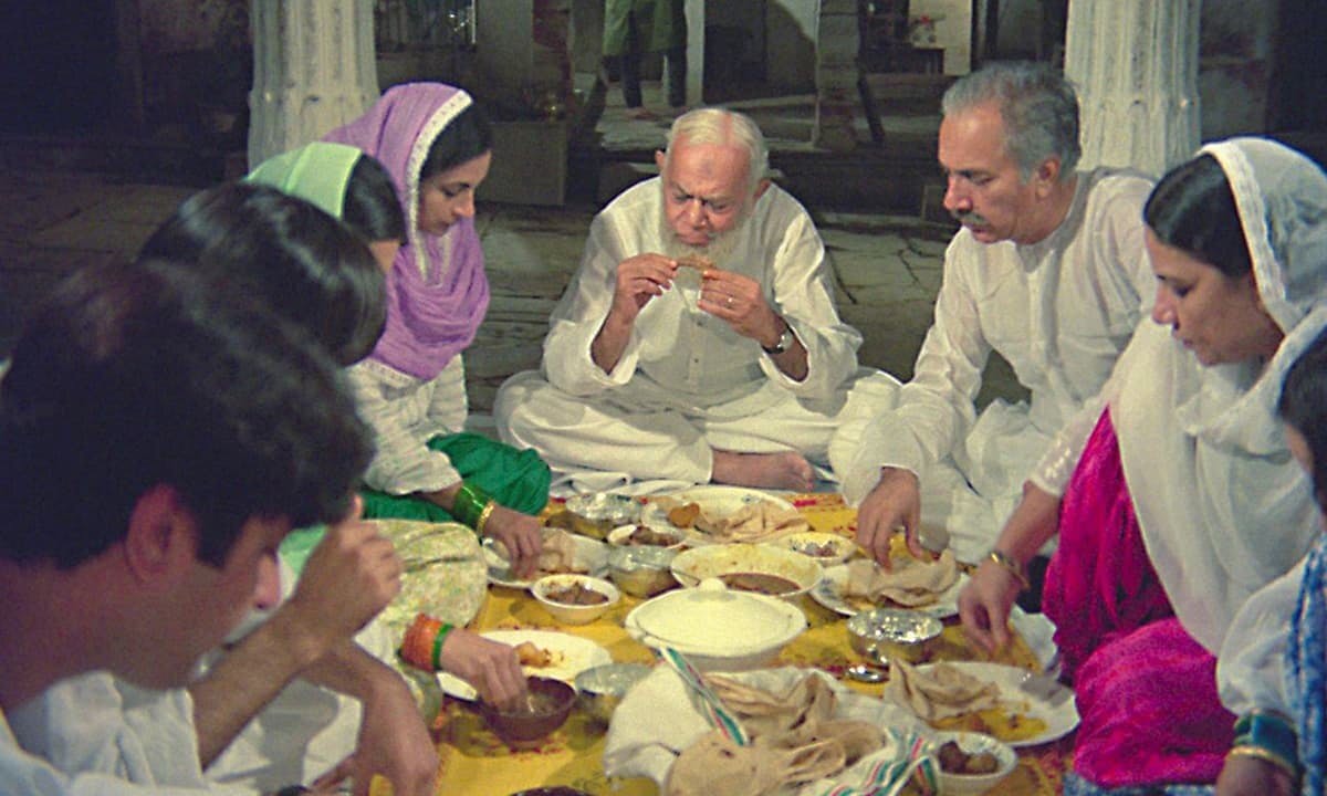 Mirza family eating dinner in 'Garm Hava' ('Garm Hava')