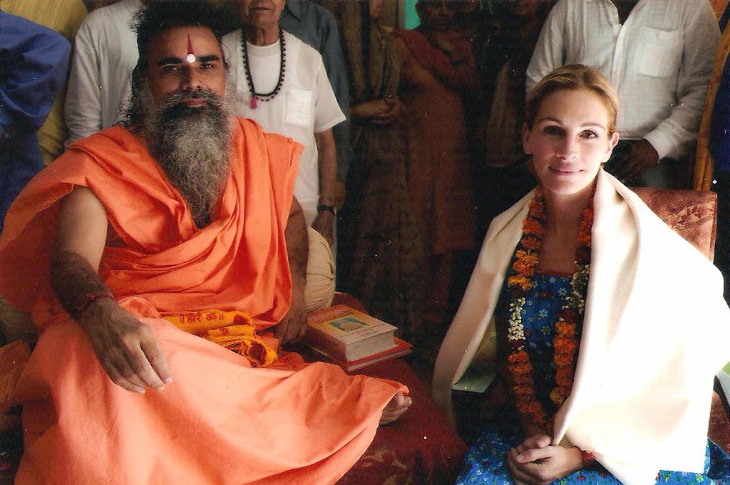 Julia Roberts poses with Indian priest Swami Dharmdev in Hari Mandir Ashram in Pataudi on September 22, 2009 (STRDEL/AFP via Getty Images)