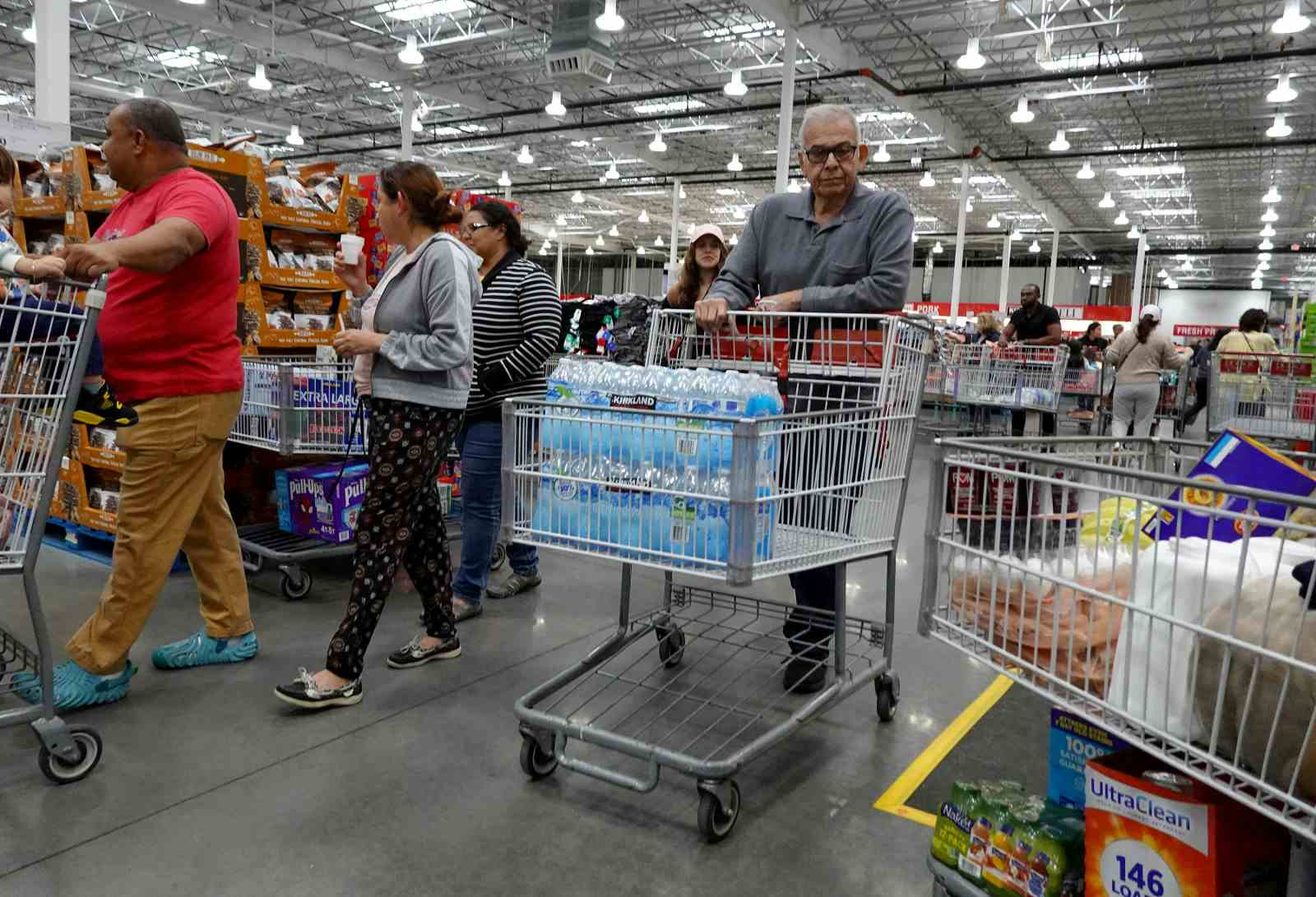  Customers shop at a Costcoon December 15, 2023 in Miami, Florida. Costco Wholesale beat expectations for the company's Q1 earnings with a 17 % increase (Joe Raedle/Getty Images)