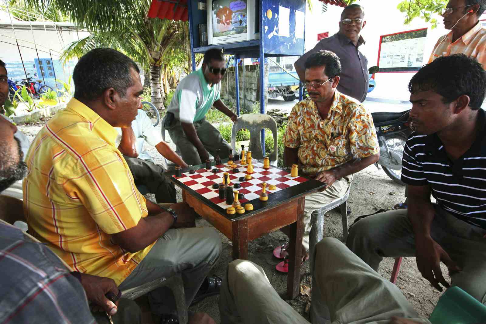 Local men playing chess in a village on September 27, 2009 on Fedu Island, Maldives (by EyesWideOpen/Getty Images)