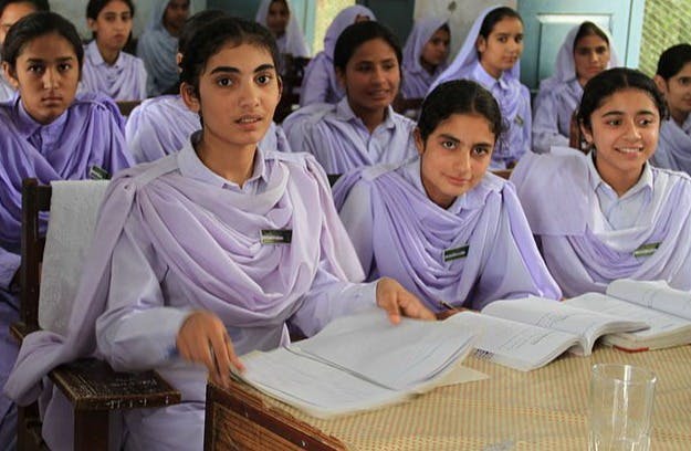 800px-Girls in school in Khyber Pakhtunkhwa, Pakistan (7295675962)