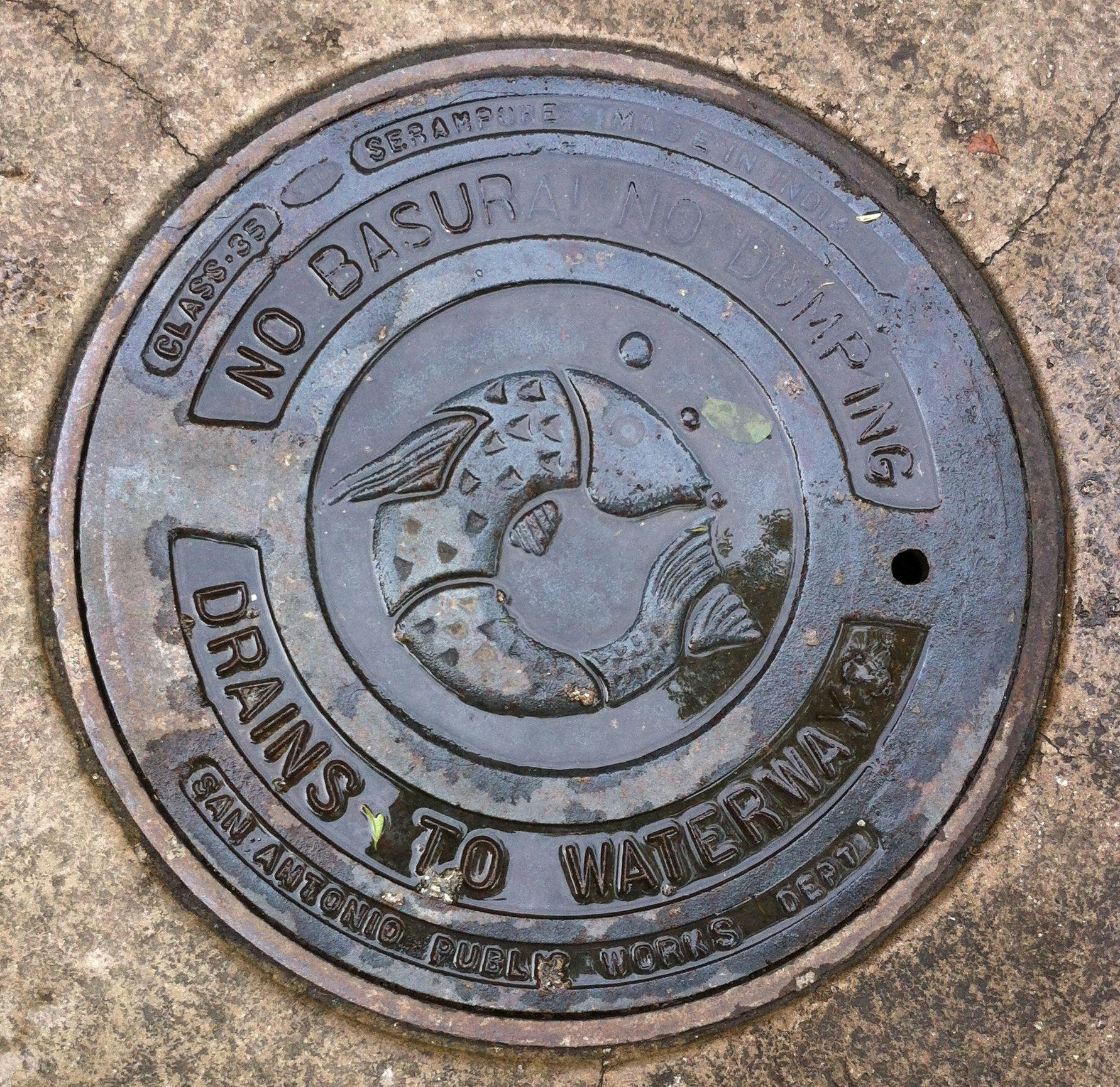 Bilingual manhole cover at San Antonio, TX zoo