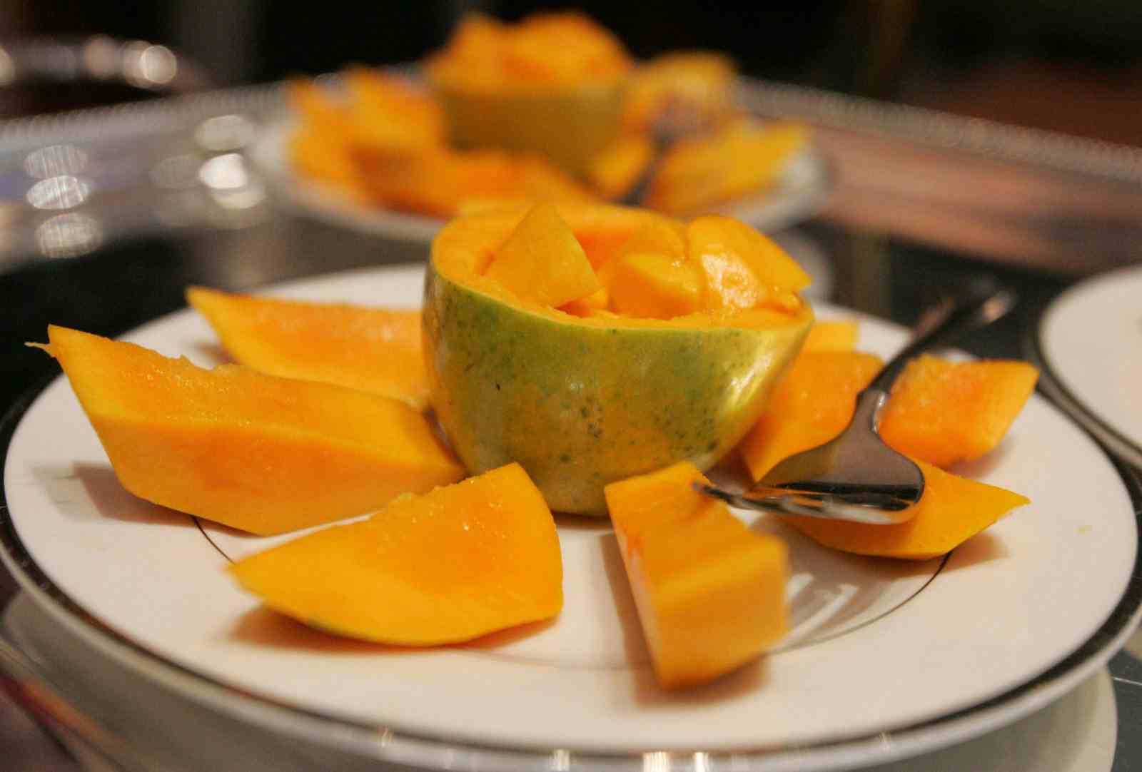 Indian mangoes await a ceremony celebrating the opening of mango trade between the U.S. and India at the Commerce Department in Washington, May 1, 2007 (SAUL LOEB/AFP via Getty Images)