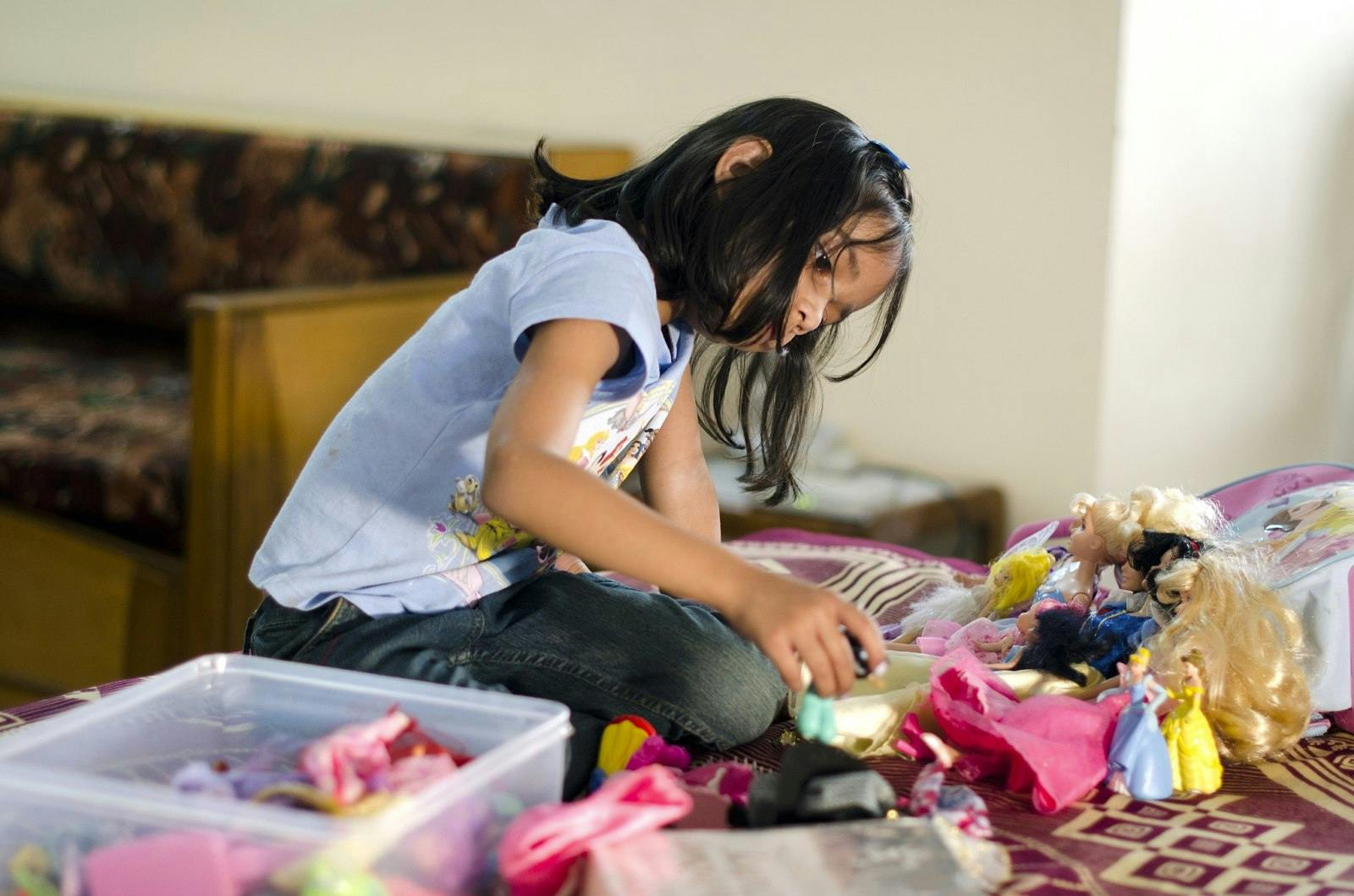 2048px-Indian girl playing with Barbie dolls in a gated middle-class community in Bangalore