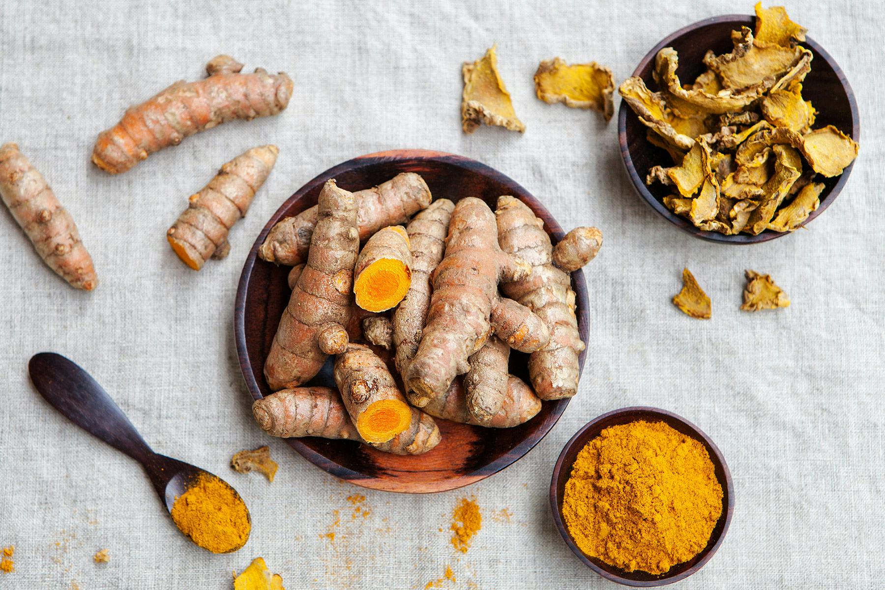 Turmeric root and powder (Trong Nghe, Creative Commons)