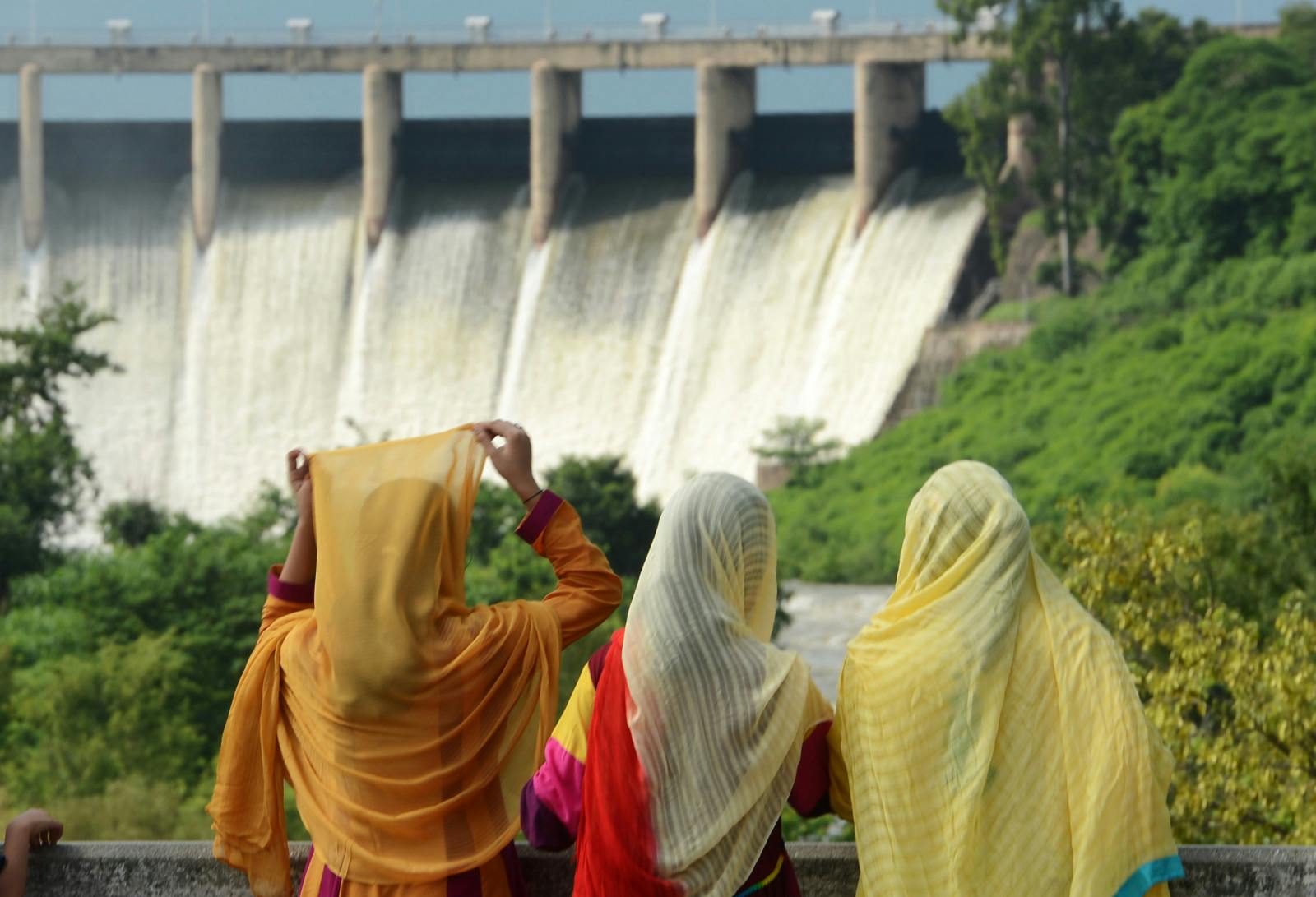 A Pakistani family looks at the Rawal dam in 2013. (Farooq Naeem/AFP via Getty Images)