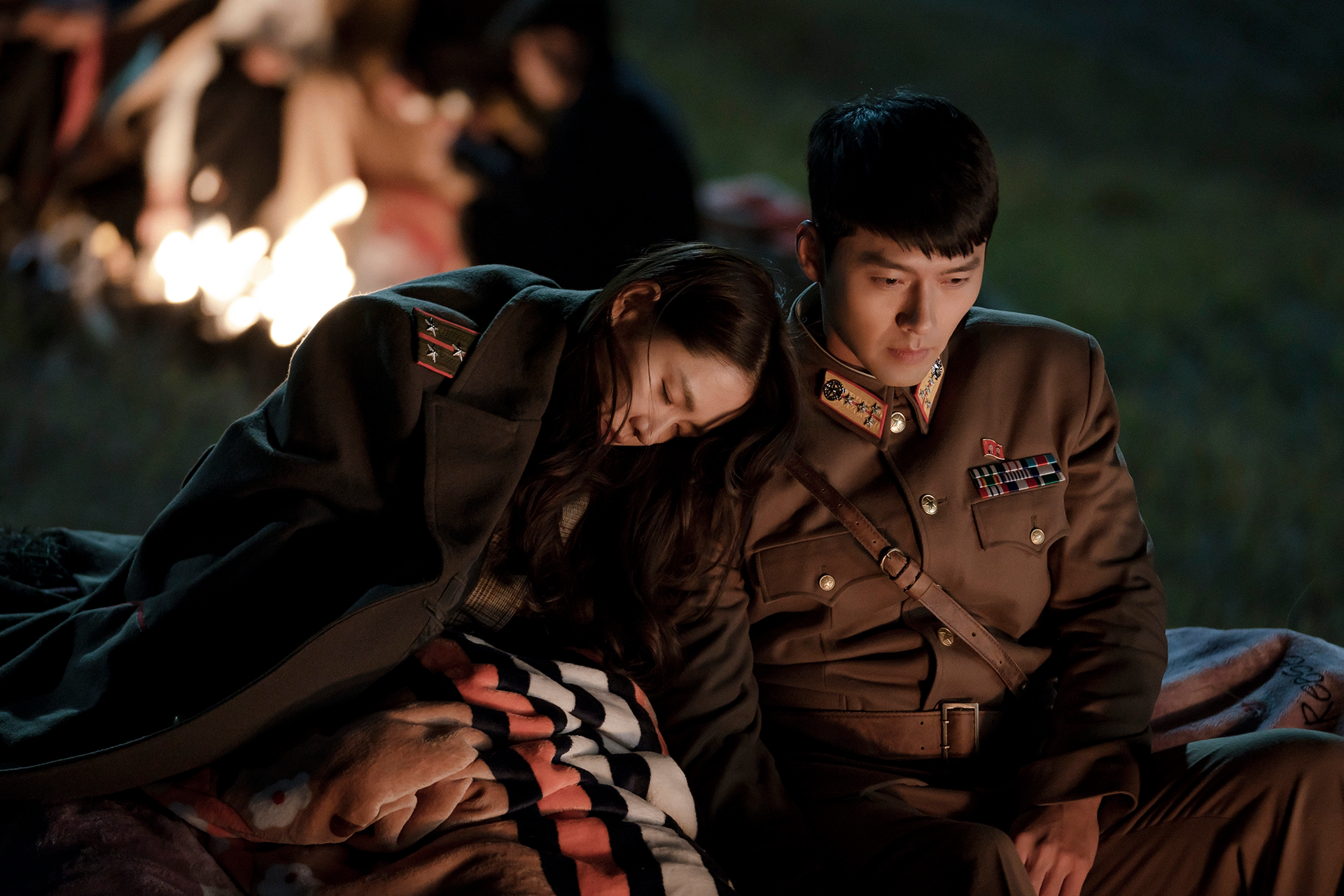 Yoon Se-ri (Son Ye-jin), a South Korean heiress and entrepreneur, falls in love with Ri Jeong-hyeok (Hyun Bin), a captain in the North Korean army in 'Crash Landing On You' (Netflix).